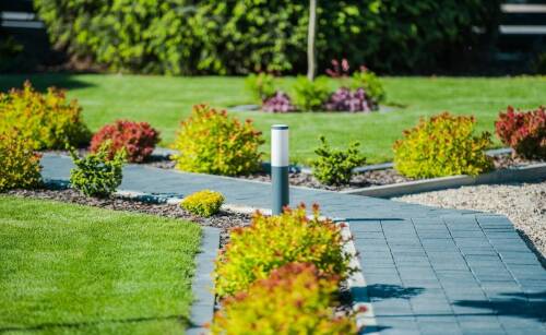 Słupki ogrodowe – jak wybrać odpowiednie oświetlenie do ogrodu?