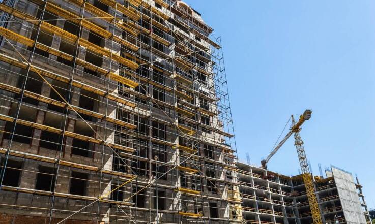 Jakie są zalety korzystania z usług profesjonalnego zespołu montażowego?