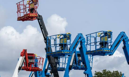 Jak wynajem podnośników koszowych wspiera branżę filmową i eventową?