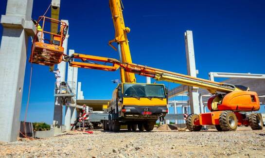 Jakie standardy bezpieczeństwa zapewniamy w usługach dźwigowych?