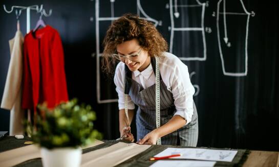 Ubrania szyte na miarę w stylu casualowym – jak stworzyć wygodne, ale eleganckie stylizacje?