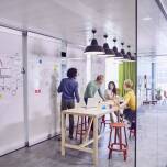 Mobilne ściany przesuwne – idealne rozwiązanie dla przestrzeni edukacyjnych
