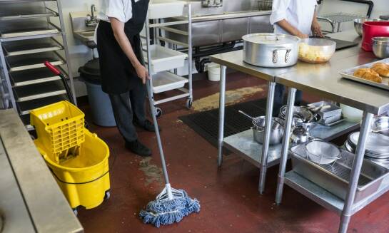 W jaki sposób szczotka Vikan wspiera mycie pianowe w zakładach produkcyjnych?