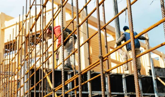 Jakie są kluczowe aspekty bezpieczeństwa pracy dla zbrojarzy na budowie?