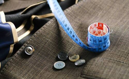 Jakie czynniki wpływają na cenę garnituru damskiego szytego na miarę?