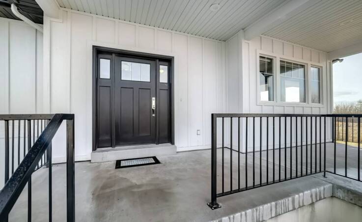 Jakie są różnice między drzwiami drewnianymi a PVC?