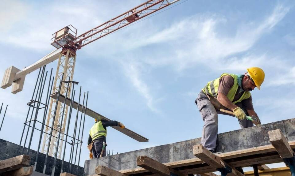 Kluczowe aspekty wynajmu dźwigów samojezdnych w Pomorskim – co warto wiedzieć?