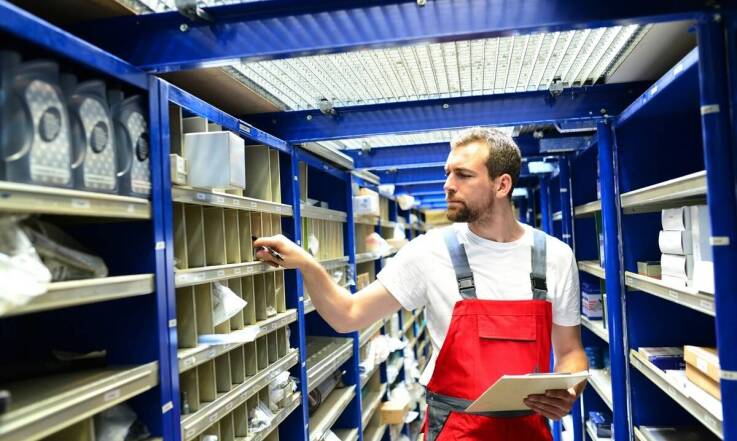 Jakie są najważniejsze kroki w procesie naprawy instalacji regałów?