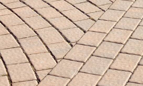 Jakie są zalety wyboru płyty chodnikowej 50x50x6 w porównaniu do innych rozmiarów?