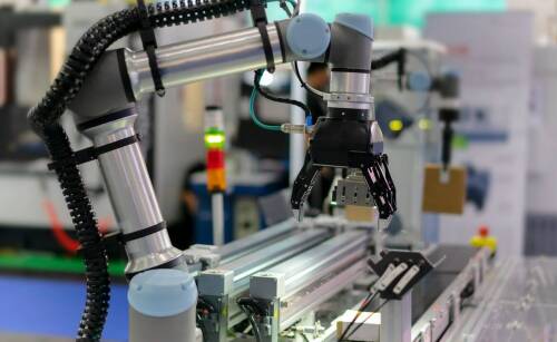 Robotyzacja w przemyśle – przykłady zastosowań i innowacji