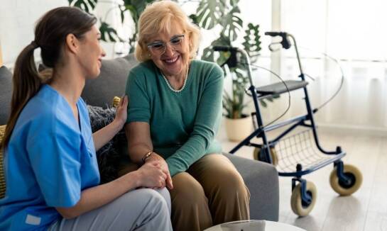 Co powinno zawierać umowa główna dla pracowników opieki nad seniorami?