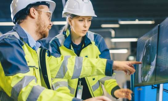 Jakie elementy ochrony osobistej są niezbędne podczas pracy z myjkami ciśnieniowymi?