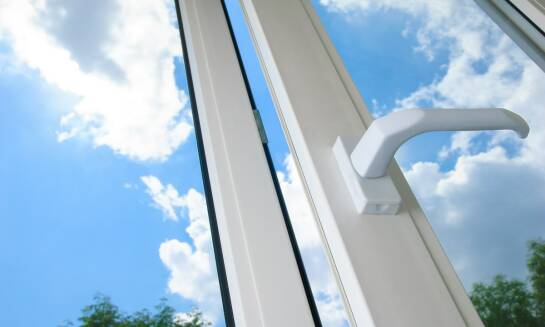 Jak podwójne szyby wpływają na komfort akustyczny w pojeździe?