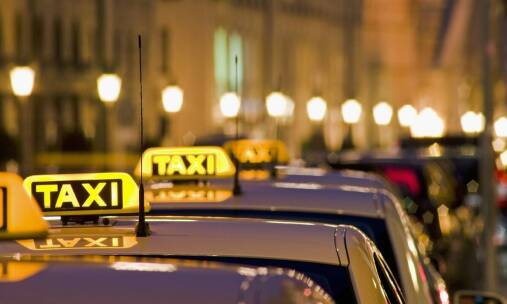 Jakie luksusowe pojazdy oferujemy w usłudze taxi Krynica?