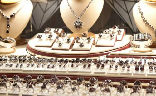 Dlaczego warto skorzystać z usług lombardu przy sprzedaży biżuterii?