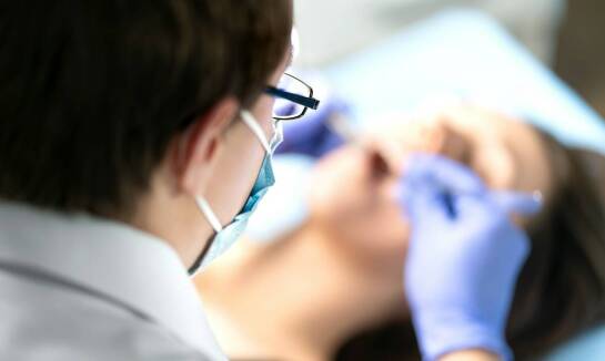 Jakie są korzyści płynące z regularnych wizyt higienizacyjnych w kontekście usług pogotowia dentystycznego?