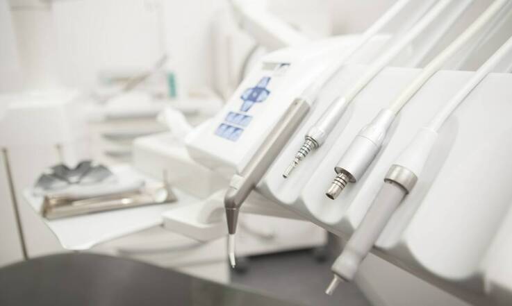 Implanty zębowe – jak przebiega proces ich zakupu i wszczepienia?