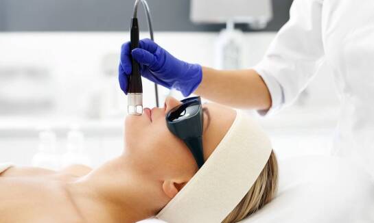 Przegląd technologii laserowych stosowanych w zabiegach na szyję – co warto wiedzieć?