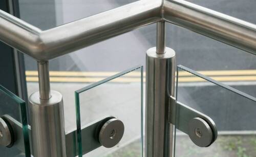 Balustrady nierdzewne a ich wpływ na estetykę elewacji budynku