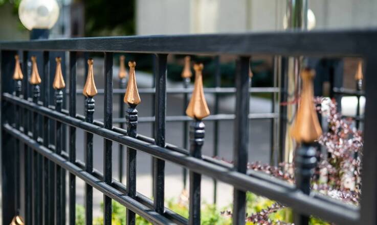 Zastosowanie balustrad metalowych w budownictwie – co warto wiedzieć?