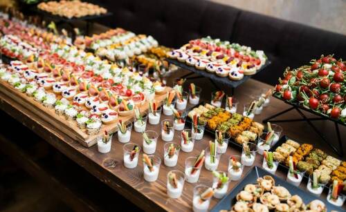 Jakie dania wegetariańskie warto uwzględnić w cateringu z przekąskami Finger Food?