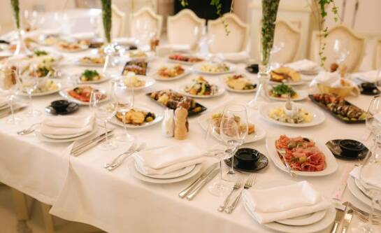 Jak zorganizować niezapomniane wesele w eleganckim otoczeniu hotelu?