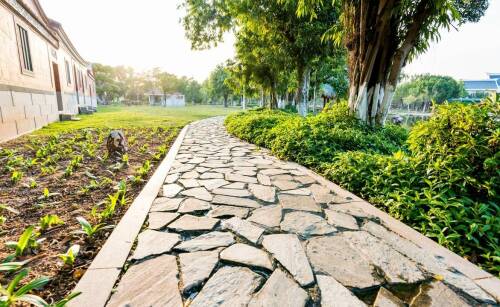 Zastosowanie kostki brukowej w aranżacji przestrzeni wokół ogrodzenia palisadowego