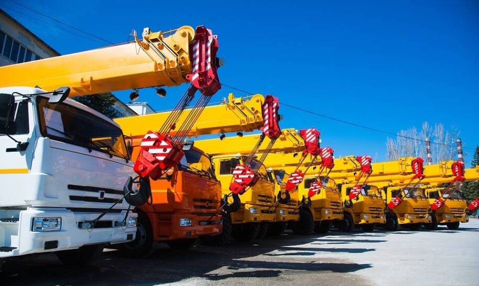 Przewagi konkurencyjne wynajmu dźwigów samojezdnych w projektach przemysłowych