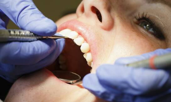 Jakie są metody leczenia torbieli i guzów w obrębie jamy ustnej?