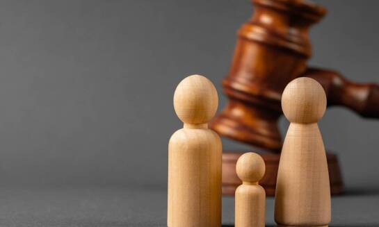 Jak prawo rodzinne reguluje kwestie związane z opieką nad nieletnimi?