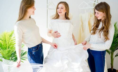 Ostateczna przymiarka sukni - jak się do niej przygotować, by uniknąć stresu?