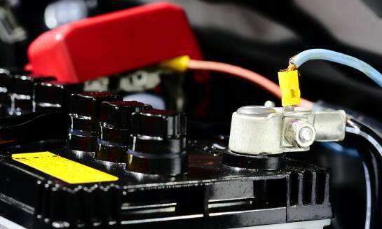 Jakie są kluczowe cechy akumulatorów samochodowych dostępnych w sklepie internetowym?