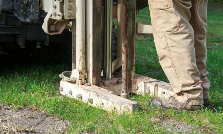 Jakie są korzyści z analizy warunków wodno-gruntowych przed wierceniem studni głębinowej?