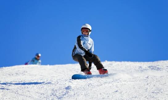 Jakie są różnice między nauką jazdy na snowboardzie dla dzieci a dorosłych?