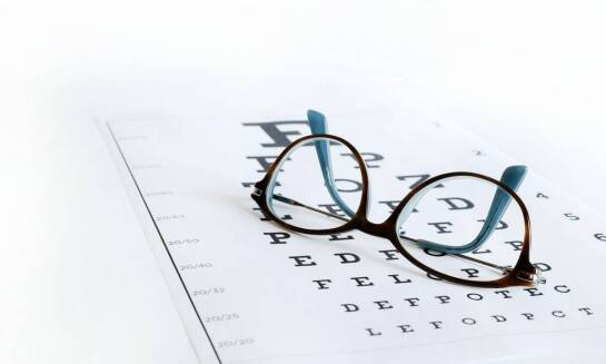 Jakie zniżki dla seniorów oferują optycy w Toruniu?