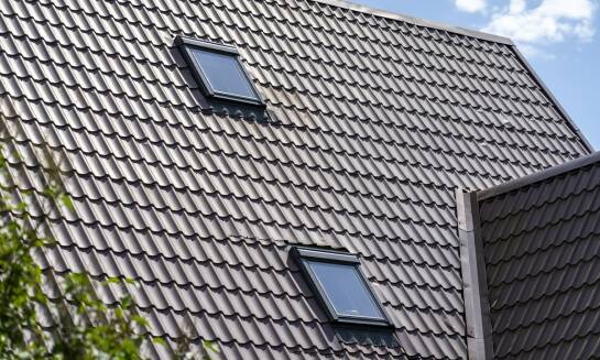 Jakie są różnice między pokryciami dachowymi z blachy a dachówkami ceramicznymi?