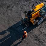 Jakie są korzyści z wynajmu sprzętu budowlanego do robót drogowych?