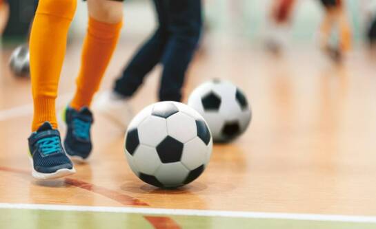 Co wyróżnia infrastrukturę sportową prywatnej szkoły podstawowej?