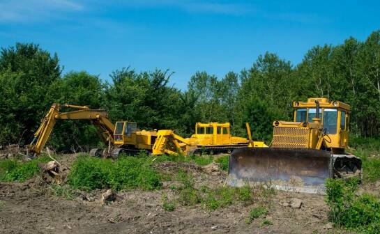Jakie są zalety wymiany gleby podczas niwelacji terenu?