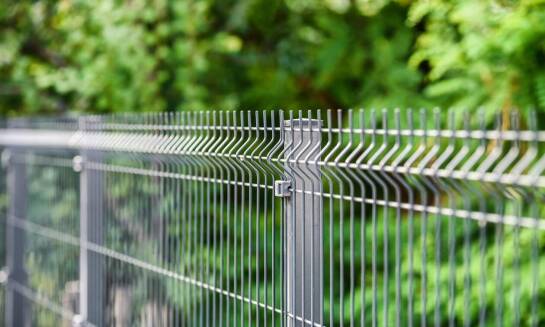 Jakie są różnice między ogrodzeniami a bramami metalowymi?
