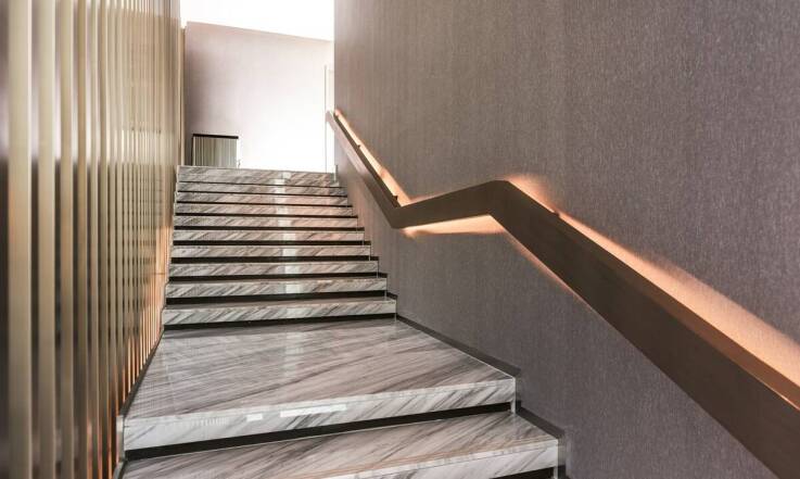 Przykłady eleganckich aranżacji z wykorzystaniem schodów granitowych