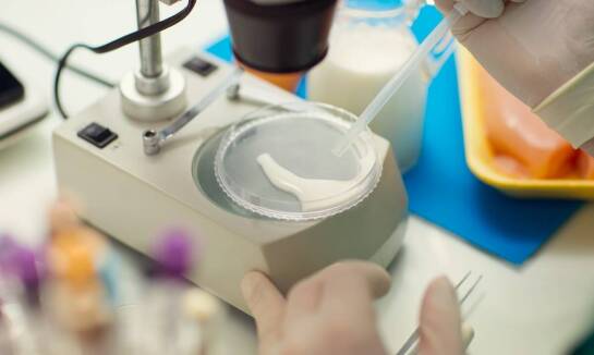 Jak wyniki badań mikrobiologicznych wpływają na leczenie pacjentów?