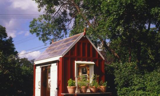 Jak domek narzędziowy drewniany z drewutnią może zwiększyć funkcjonalność Twojego ogrodu?