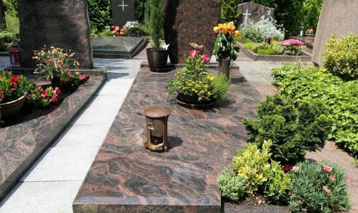 Wykonanie piwnicy grobowej a kwestie prawne – co należy wiedzieć?