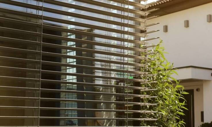 Rolety zewnętrzne a zmiany klimatyczne – jak dostosować osłony do warunków pogodowych?