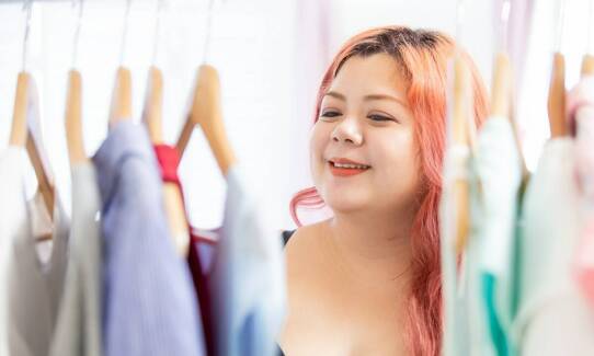 Jak dostosować ofertę sukienek do zmieniających się potrzeb klientek?