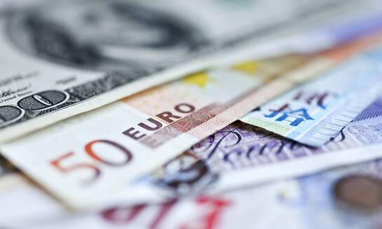 Jak ustalane są kursy walut w kantorze Dukla?