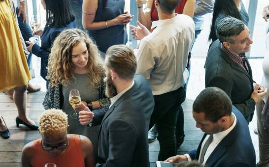 Jak przygotować się do współpracy z tłumaczem podczas targów międzynarodowych?