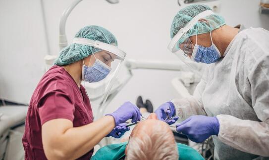 Jakie przypadki wymagają natychmiastowej interwencji dentysty w nocy?