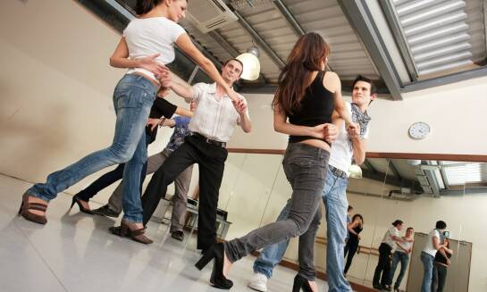 Dlaczego warto uczestniczyć w imprezach salsy organizowanych w Katowicach?